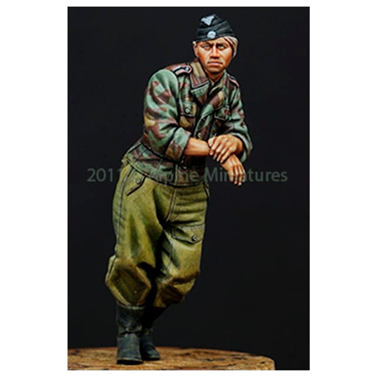 Alpine Miniatures – WSS AFV Crew Leaning 1/35